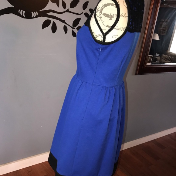 Blue dress with lace accent - Picture 2 of 5